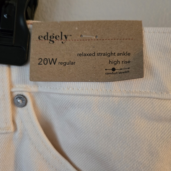 NWT Maurices Women's Distressed White Jeans with Raw Hem 20W - Picture 10 of 10